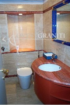 	Rivestimento parete in travertino classico, top bagno e matita in travertino rosso.