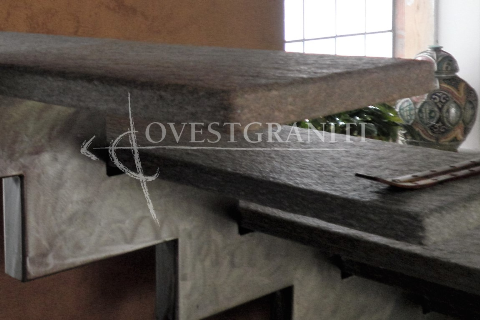Scala con montante in ferro in pietra di luserna spazzolata colore misto spessore cm.4, coste "raggiate". 