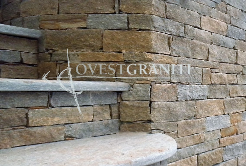 Rivestimento muro in liste di pietra di luserna colore misto, posa a "finto secco".