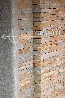 	Rivestimento muro in liste di pietra di luserna colore misto, posa a "finto secco".